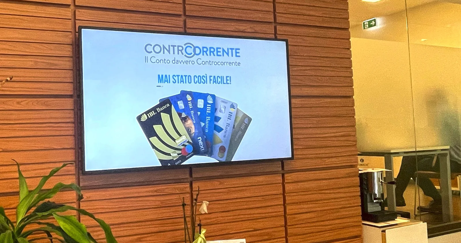 In-branch monitor showing the ControCorrente account campaign