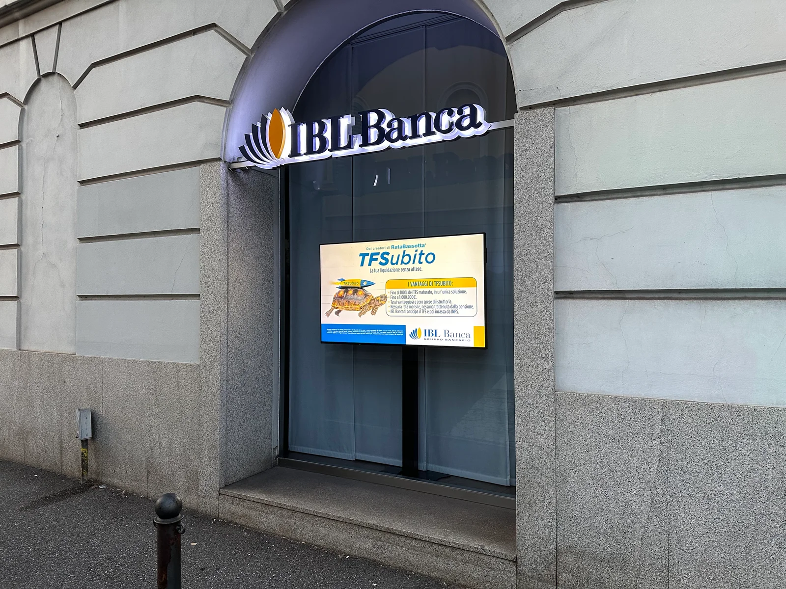 Monitor digital signage in una filiale bancaria